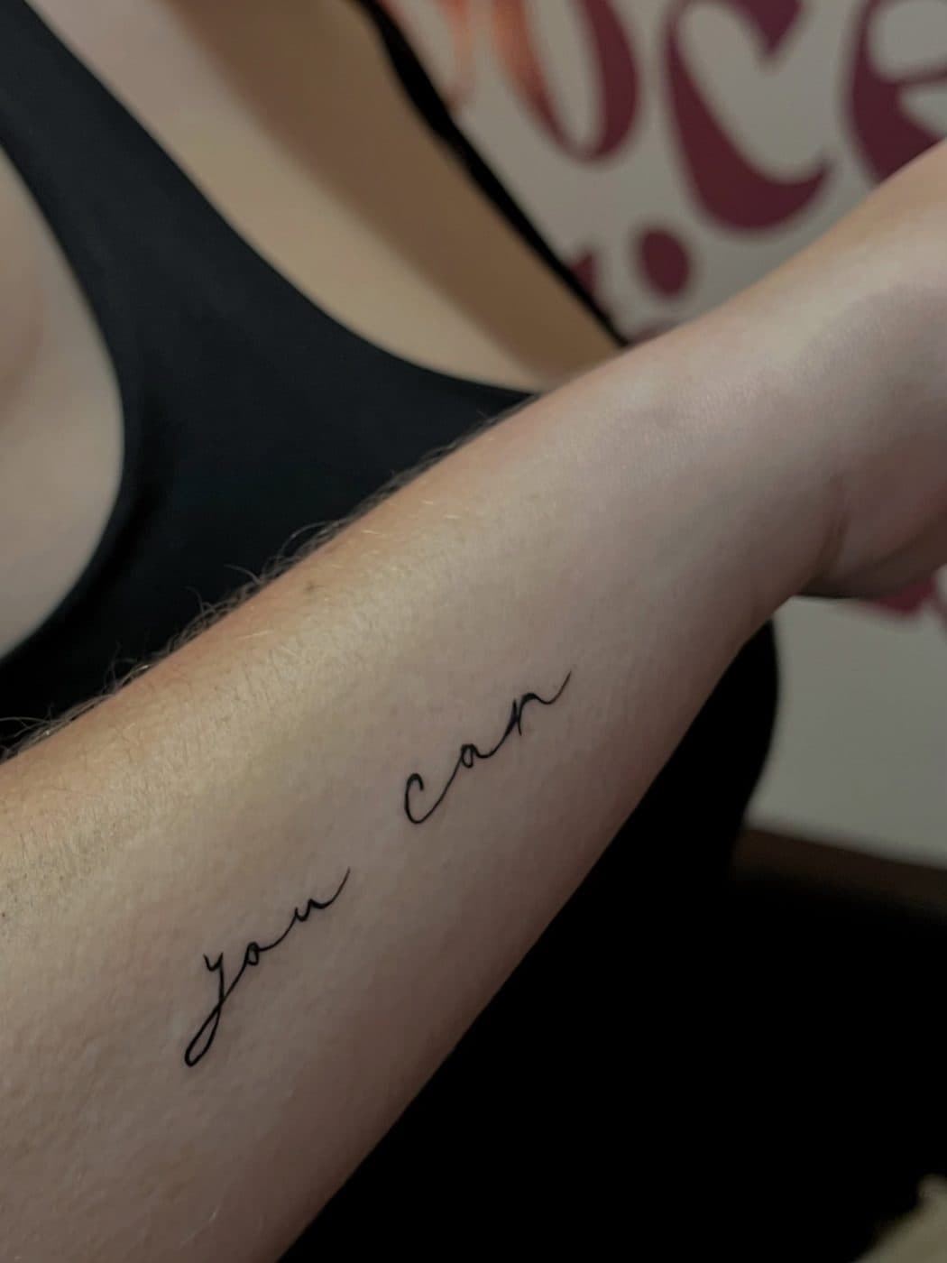 Tatuagem fina com a frase you can no antebraço